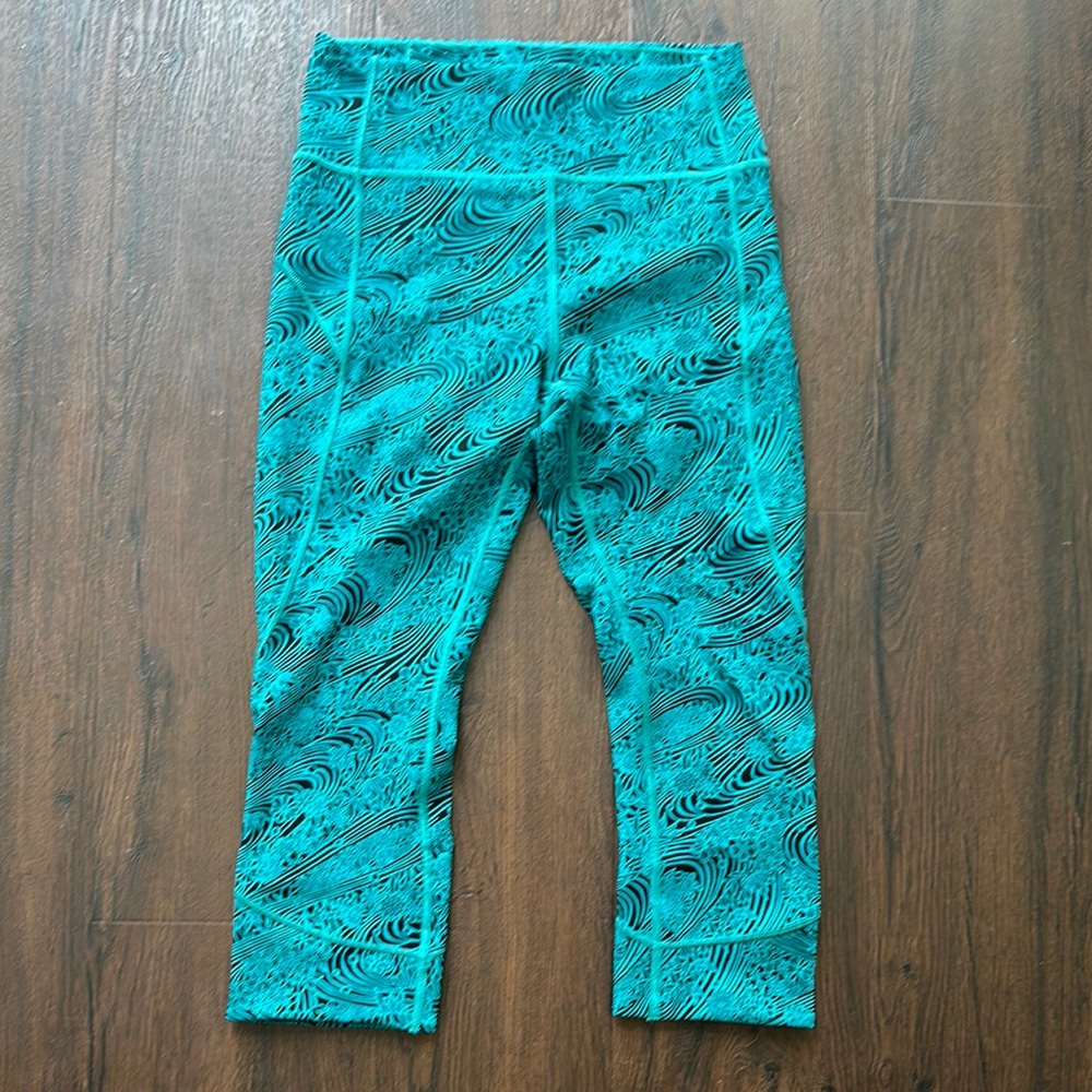 Lululemon Women’s Turquoise Patterned Capri Leggings